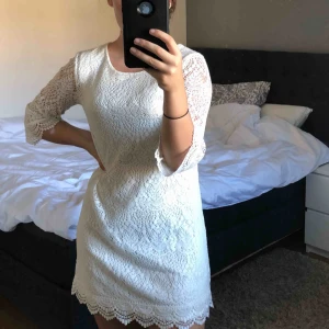  - Vit spets klänning!