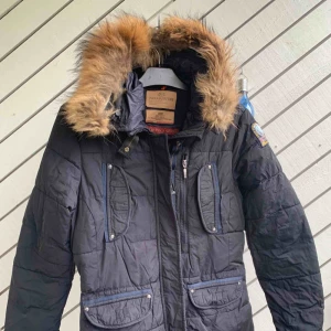  - Parajumper Jacka äkta päls , strl;M/L   Etikett och allt finns med!  En varm och Go jacka för Vintern!  Mycket fint skick !  Köparen står för frakten ! 
