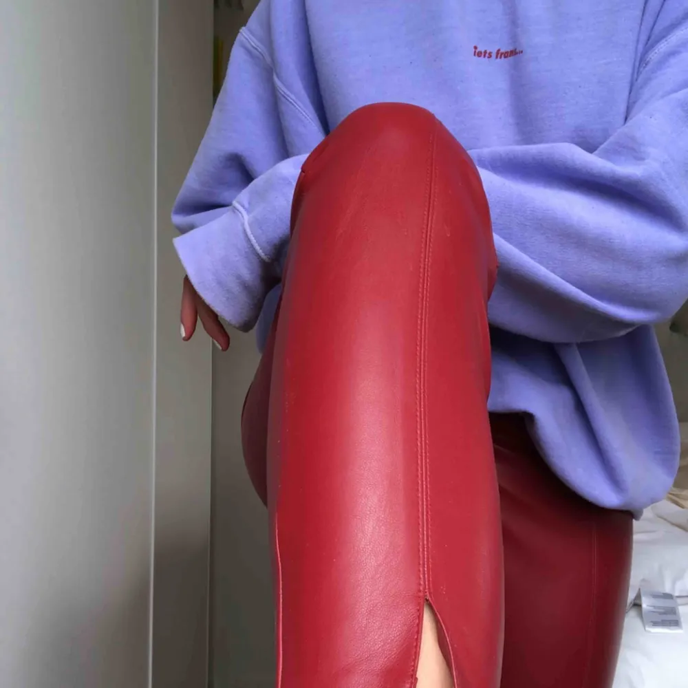 Säljer mina asballa röda skinnbyxor från Zara då de tyvärr inte kommer till användning längre :( Köpte förra hösten men använda 3 gånger, stl M men Zara har ofta små storlekar (jag skulle säga S). Jeans & Byxor.