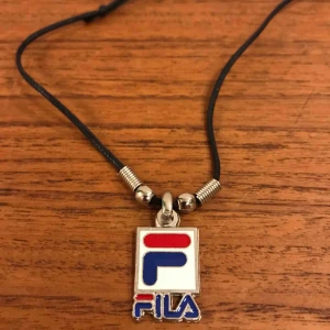  - Har 4st Fila halsband kvar, nytt och går att ställa längden på halsbandet. 16:- plus frakt 9:- = 25:-