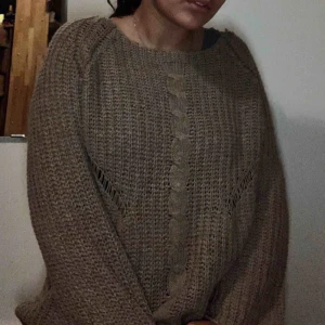  - Beige stickad tröja, Frakt tillkommer👐