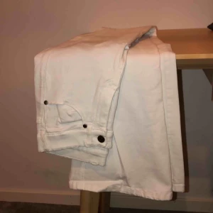  - Vita drDenim-jeans i modellen macy (vanliga bootcut). Använda typ 1 gång. Frakten betalar du, annars kan vi ses i Stockholm<3
