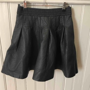  - Vippig skinnkjol från HM Trend i tjockare tyg. Dragkedja ibak. Aldrig använd! 