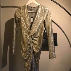  - Oanvänd klänning från nelly med lappen kvar ! Riktigt snygg partyklänning med fin detalj på magen.