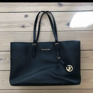  - Michael kors väska, fint skick