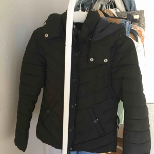  - En tjock mörkgrön jacka från H&M. Väll använd men i riktigt bra kvalité🍂perfekt till hösten! 