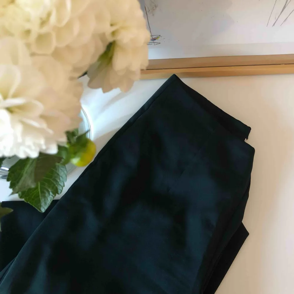 Mörkgröna raka kostymbyxor från Bikbok💚 Endast använda 1 gång, på sidan av byxan är det en dragkedja och en knapp som man stänger dem med☺️ Frakt ingår i priset🌟. Jeans & Byxor.