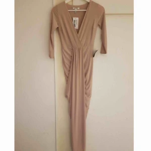  - Aldrig använd klänning, endast testad. Lappar sitter kvar 