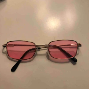  - Söta solglasögon med rosa glas💓💓