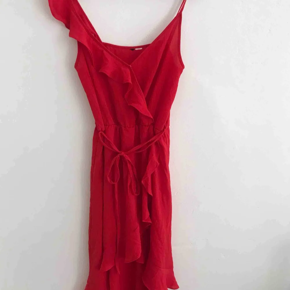 Röd klänning H&M. Använd 1 gång. Frakt tillkommer. Klänningar.