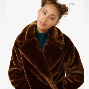  - En brun pälsjacka från monki med prislappen kvar. Jackan är oanvänd och kommer inte till användning i garderoben och söker därför en ny ägare