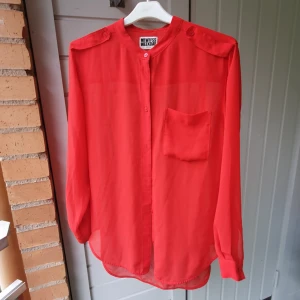  - Röd skjorta från Weekday. Storlek S.