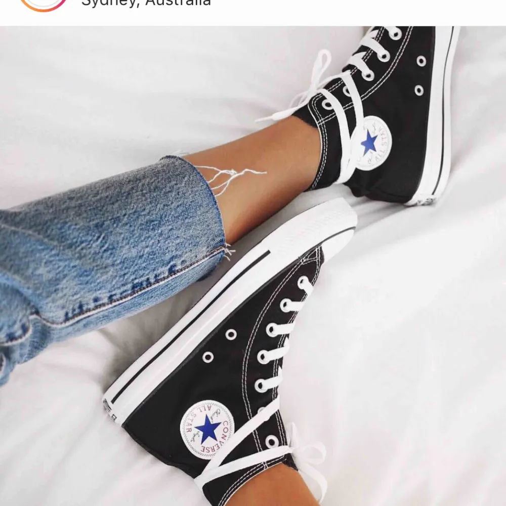 Hej! Säljer ett par svarta höga converse. Använda men fortfarande fina! Kan skicka fler bilder vid intresse!!. Skor.