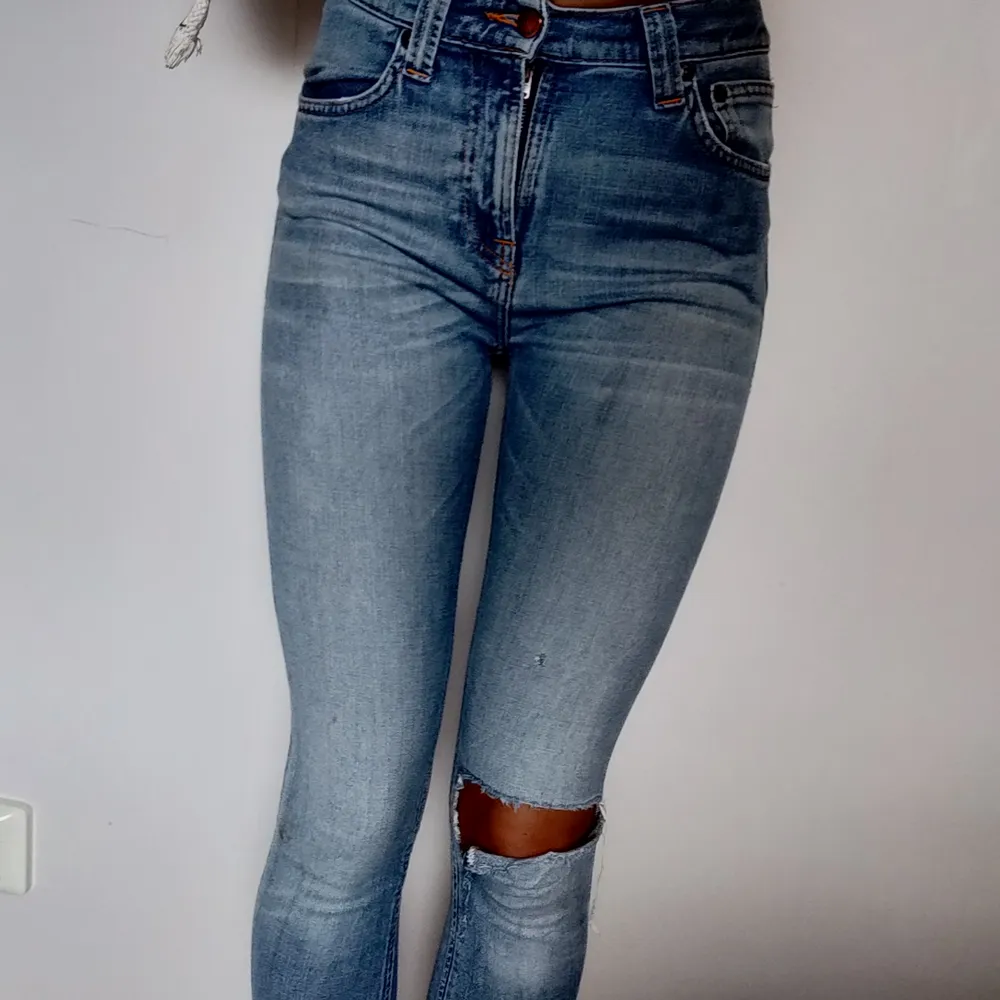 Superfina jeans ifrån Nudiejeans. Hål på ett av knäna och avklippta nedtill. Passar mig som är 178 cm lång och vanligtvis har S. Midjemått 70 cm 🌠 Vid snabb affär delar vi på frakten (60 kr). Jeans & Byxor.
