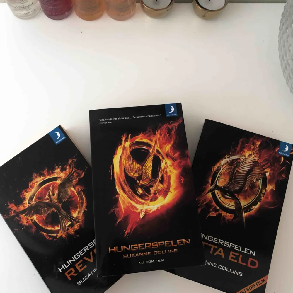 Hungergames bok trio. Bok 2 & 3 är helt orörda & är som nya. Frakt tillkommer. Betalning sker ENDAST med SWISH! TRYCK INTE KÖP NU!. Övrigt.