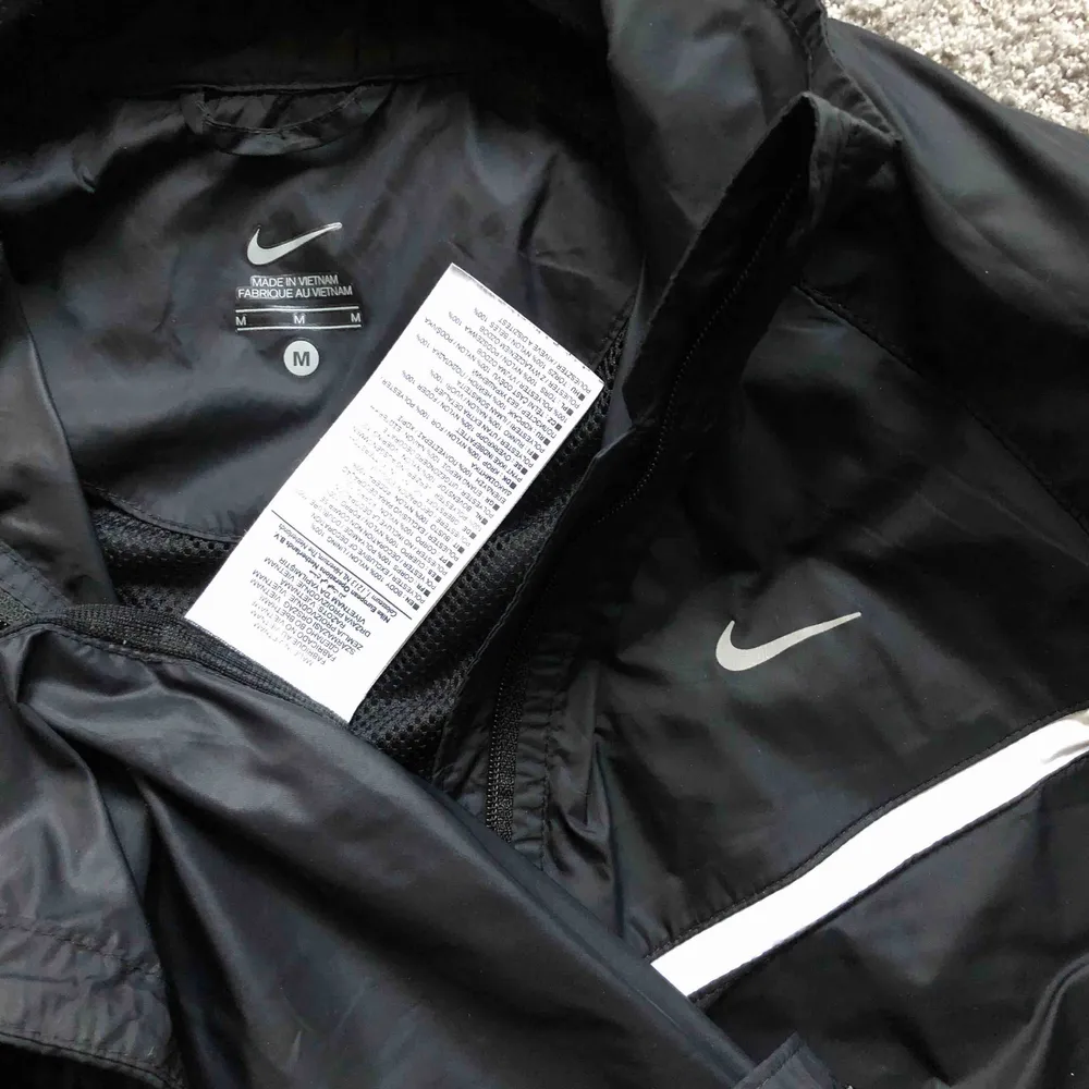 Original Nike Jacka som är helt ny☁️🖤☁️ frakt tillkommer, 72kr eller möts upp i Stockholm. . Jackor.