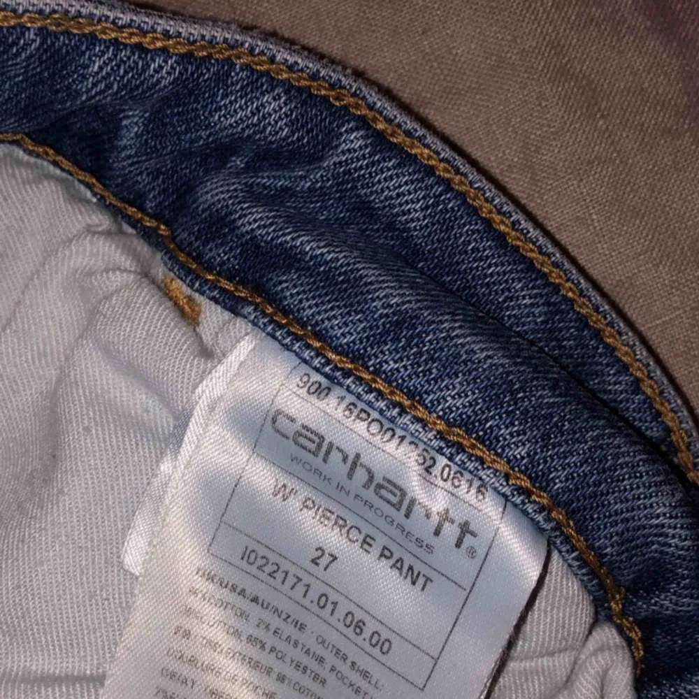 ett par carhartt jeans köpta här på plick, tvärt var dem förstora för mig, så jag själv har aldrig använt dem och ägaren innan har använt dem sparsamt. dem är raka/ vida i modellen frakt ligger på 63kr💌 dm för mer info🥰. Jeans & Byxor.