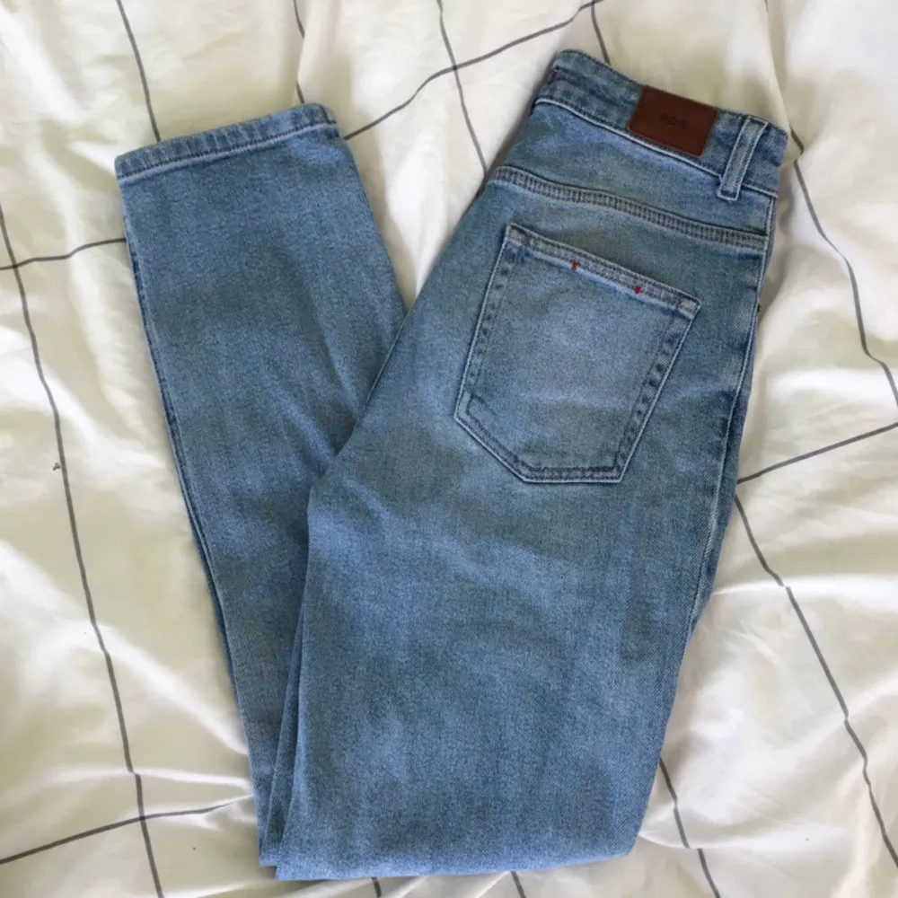 Ljusa jeans från Urban Outfitters 🌻 säljes pga kommer inte till användning längre 😊. Jeans & Byxor.