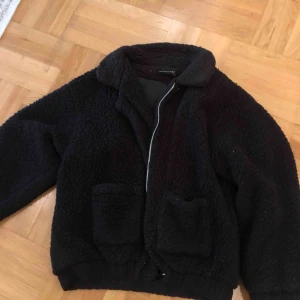  - Svart Teddyjacka! Lite svår att stänga dragkedjan, men är ändå snyggast att ha öppen! Passar typ alla storlekar beroende på hur man vill att den ska sitta! 