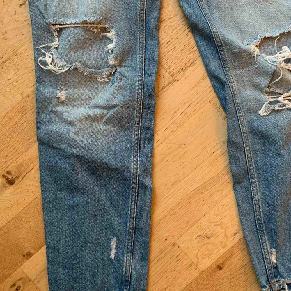 Jeans från zara med slitningar.  Boyfriend modell, knappt använda så jättefint skick!  Passar en 34/36/38. . Jeans & Byxor.