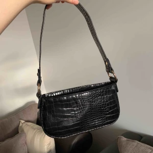  - snygg axelväska i svart i skinnimitation (glansig) aldrig använd nytt skick