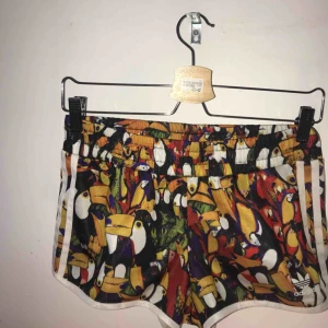  - Adidasshorts med pelikanmotiv i strl XS. Säljes pga för liten storlek, bara använda ett fåtal gånger.