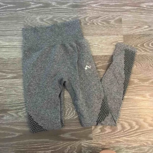  - Gråa träningstights från onlyplay. Fina detaljer och hög midja. Aldrig använda. Säljer även matchande tröja (se annan annons).  Eventuell frakt betalas utav köparen.