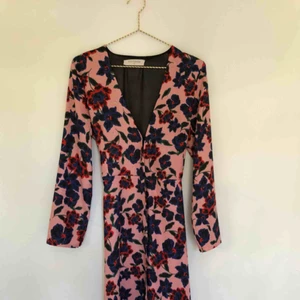  - Fin klänning/kimono. Köpt här på Plick. Jättefint skick. Köparen betalar frakt.