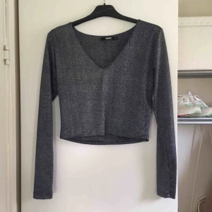  - Mörkblå glittrig crop top från Bikbok. Endast provad och tvättad, aldrig använd. 📬 Frakt 54 kr