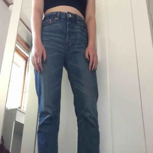  - Mörkblåa högmidjade jeans från lager 157. Säljer p.g.a. använder inte längre. Fraktkostnad på 56kr tillkommer. 