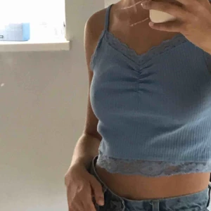  - Blå fin topp med spets i övre och nedre kant! Passar även mig som vanligtvis har S. 