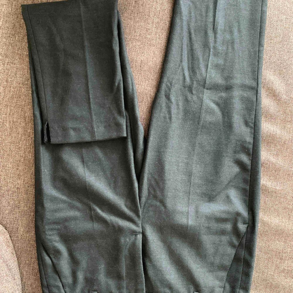 Schyssta kostymbyxor från zara Ankellånga mörkgråa. Jeans & Byxor.