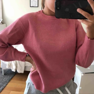  - Har köpt denna tröja på barnavdelningen på Zara. Storleken är för 10 åringar/140 cm, men för mig som är 165 cm lång passar den perfekt!  Den har supermysigt material och är varm!!