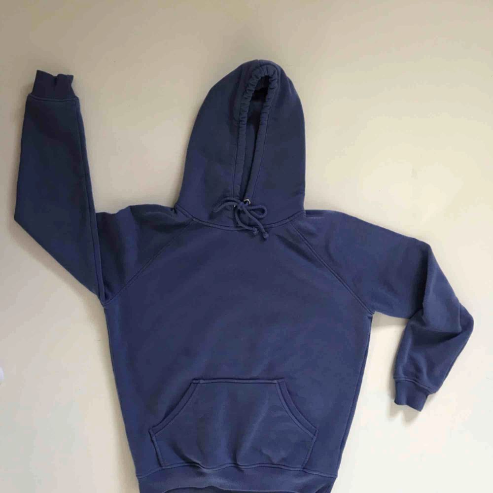 Blå/lila hoodie från Bik Bok. Sparsamt använd. Jätteskönt material, som nyskick. Köparen står för frakten 💜. Huvtröjor & Träningströjor.