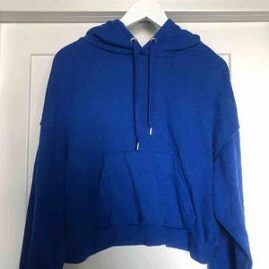  - Blå lite kortare hoodie från HM.  Kan mötas upp eller skicka för 45kr.😊