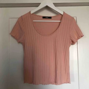  - Ribbad gammelrosa topp från Bikbok. Använd en gång.  Kan mötas upp eller skicka för 30kr.😊