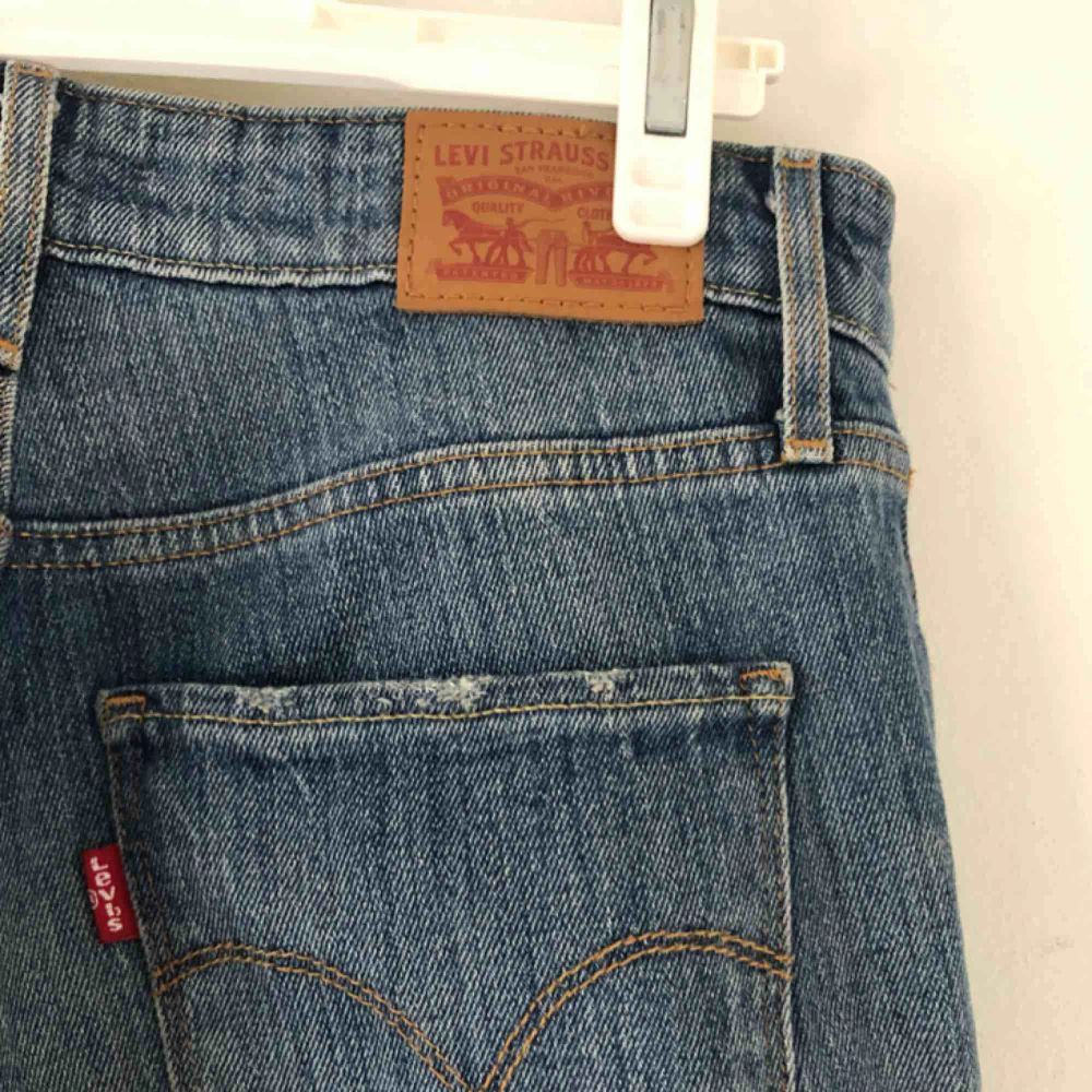 Levis 720 supersnygga o sköna jeans :) myxket sparsamt använda. . Jeans & Byxor.