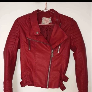  - Söker en sån jacka i skinn eller mocka helst mocka 