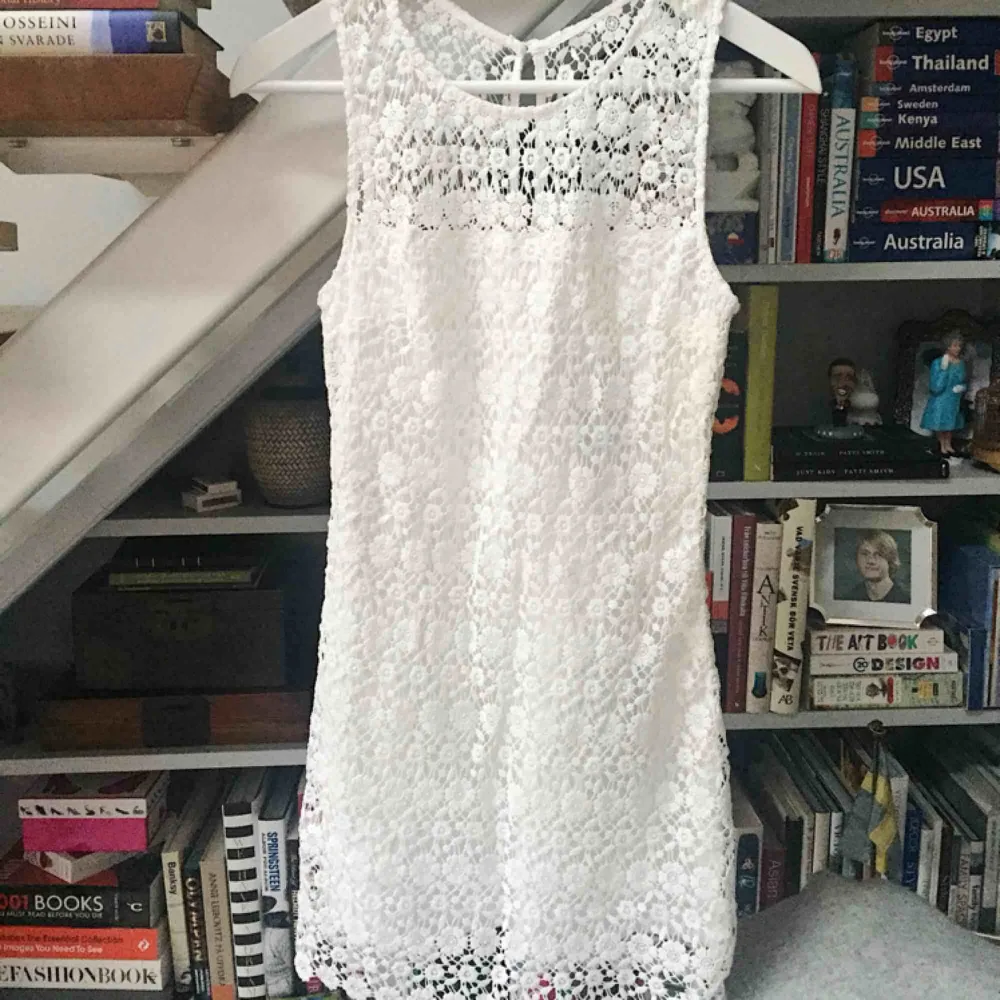 Superfin spets klänning i vitt från Hollister 🌼 Aldrig använd, prislappen sitter kvar! Orginalpris 628kr. Storlek US 0. Gratis frakt 💌. Klänningar.