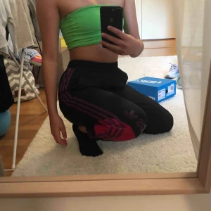  - Säljer dessa pga de blivit för små. Köpte dem i julas i set med en jacka till. Använda få gånger så i bra skick. Adidas, svarta byxor med lila ränder. Går använda till vardags och även i träning.  Från adidas 90s collection i vintras
