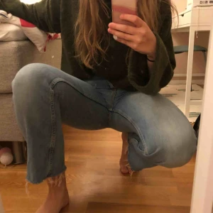  - Croppade jeans med slitning nedtill. Bra skick. Snygga till allt! 