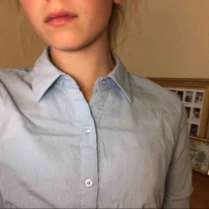  - Härlig skjorta med stretchigt material och sömmar in i midjan. Använd en gång.  