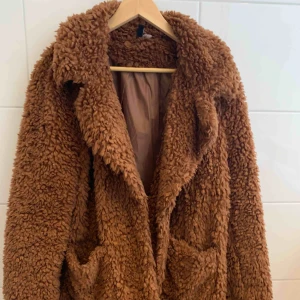  - Teddy jacket i en fin brun orange färg perfekt till hösten. Nypris 400 Frakt tillkommer
