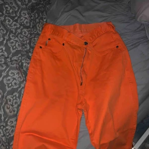  - Såååå snygga och unika jeans! Najs orange färg🎃🦁🔥  Mom jeans modell och har själv klippt till de i slutet! De passar någon som är runt 168cm. De snyggaste jeansen du kmr hitta! Skynda bjuder Bjuder på frakt 
