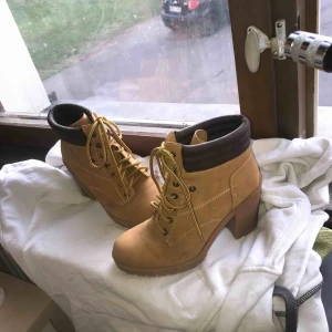  - Jätte fina höst/vår skor o så bekväma o passar t de mesta! Använda 2 gånger men då mina fötter inte klarar av klack på skor måste ja tyvärr sälja dom. 