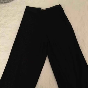  - Byxa Julia från Weekday, använda men i gott skick - MYCKET bekväma, sitter bra (fler bilder på passform kommer...) Pressveck, vida ben, hög midja med dragkedja i sidan (se bild 3).