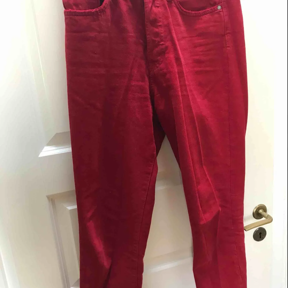  Ett par röda vintage fit byxor från hm. Väldigt sköna att ha på sig. Frakt tillkommer.. Jeans & Byxor.