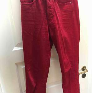  Ett par röda vintage fit byxor från hm. Väldigt sköna att ha på sig. Frakt tillkommer.