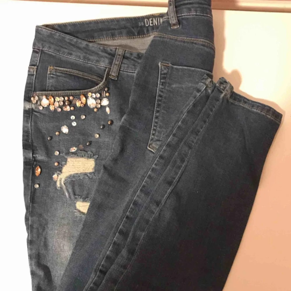Fina jeans i storlek 38, fina stenar på framsidan som gör jeansen speciella! Säljes då de inte kommer till användning . Jeans & Byxor.