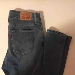 Ljusblåa jeans ifrån Levis, köptes förra sommaren i USA. Supersköna men kommer tyvärr inte till användning då jag tycker dom är för korta på mig, står storlek 28 i byxorna men skulle säga att det är som 38 